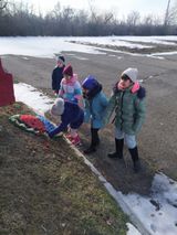 У мемориала 13 Героям Красновки в п. Тарасовский. 
