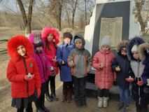 #годпамятииславы# У братской могилы. 