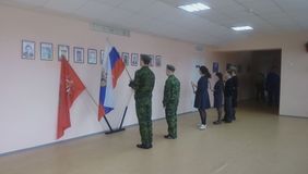 В сопровождении почётного караула. 20 февраля.
